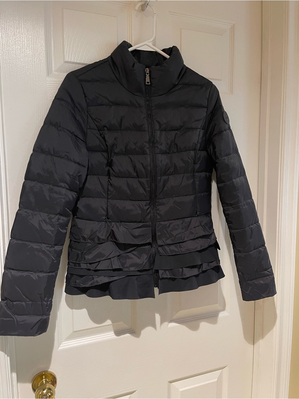 TAHERI light insulation Women's Black Quilted Ruffle-Hem Jacket sz S NEAR NEW